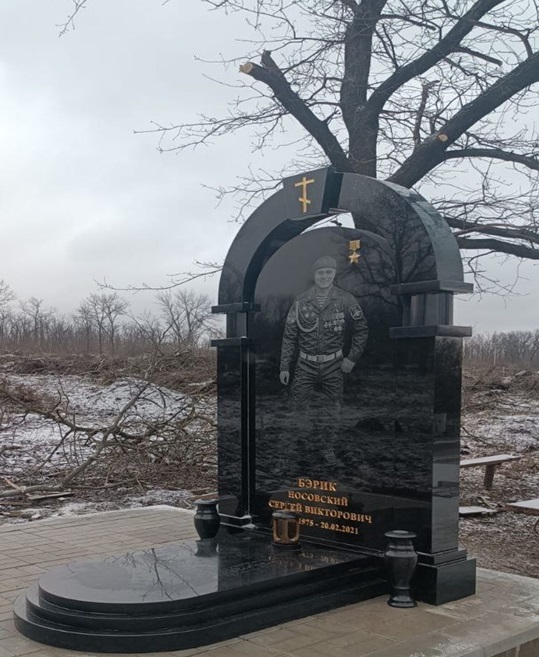 мемориал СВО. памятник герою, памятник Берек, купить черный гранит, элитный памятник из черного гранита, карельский гранит комплекс, купить карельский гранит